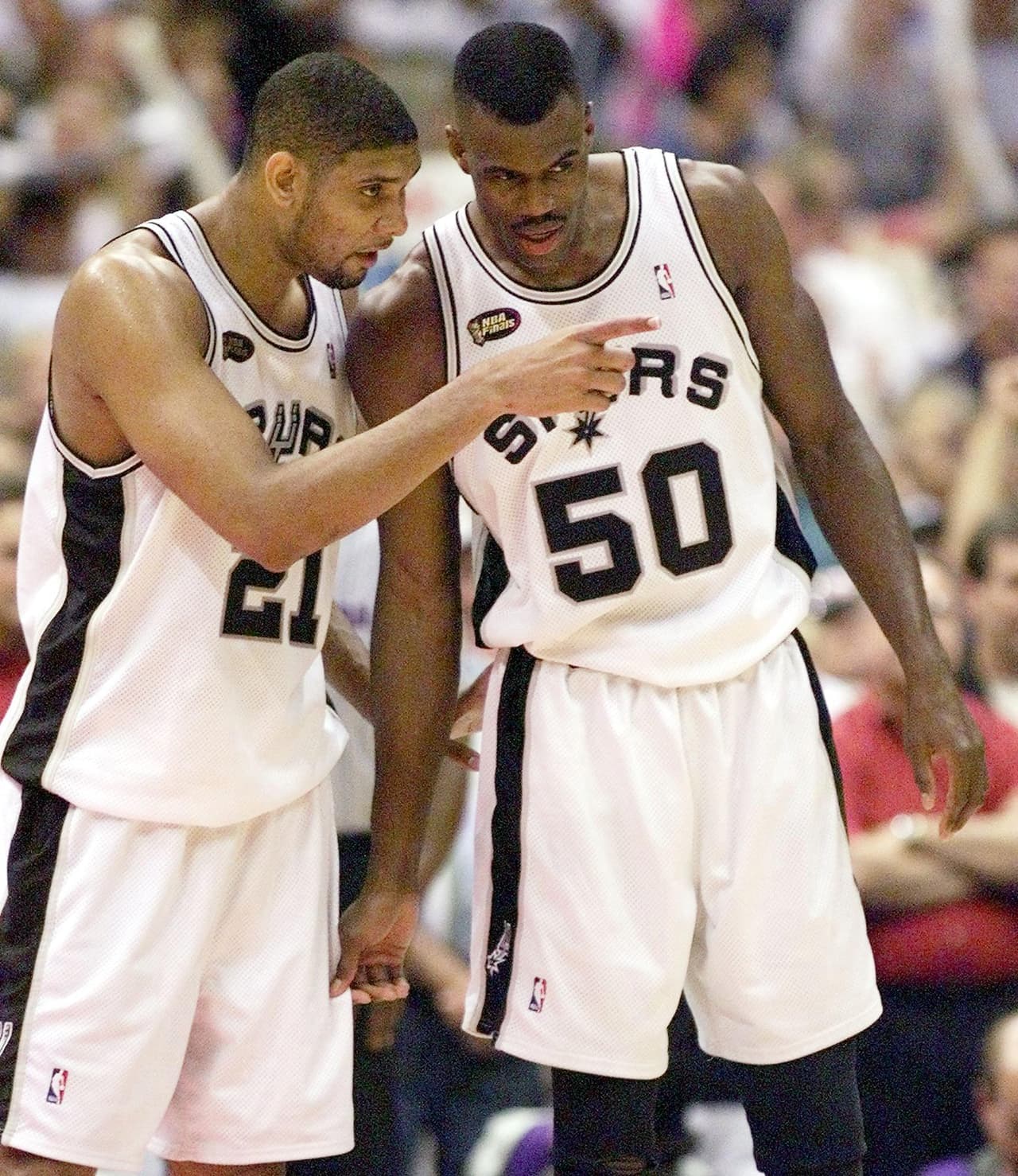 Fue el hogar de los Spurs de San Antonio de la NBA entre 1993 y 2002, y en este recinto jugaron la final de 1999 contra los Knicks de Nueva York, cuando obtuvieron su primer campeonato de la mano de Tim Duncan y David Robinson.
