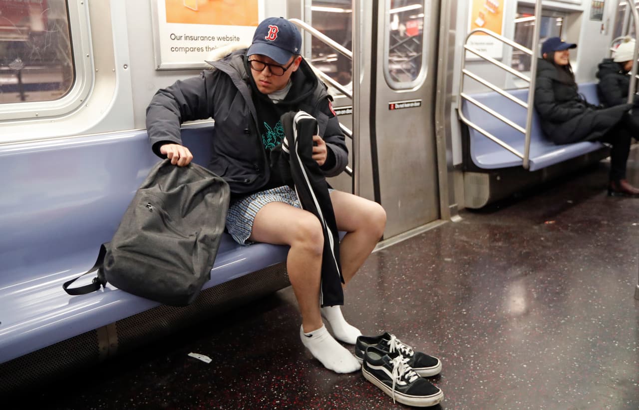 Dentro de las recomendaciones del evento, se pide a los participantes no hablen entre ellos del tema. En la fotografía se ve aun hombre quitandose los pantalones mientras viaja en el Metro de Nueva York.