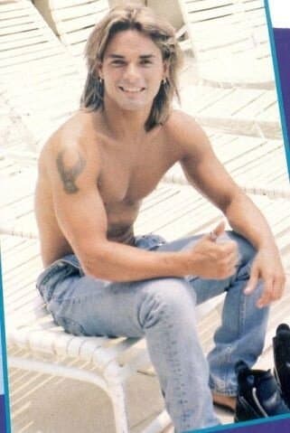 También probó suerte en la música como solista y cantaba "Por un café, por un helao". ¿Recuerdas?