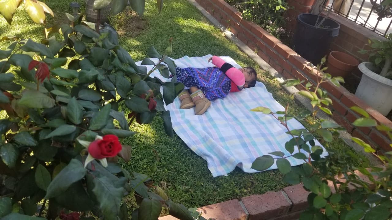 La rehabilitación y medicamentos que recibe le ayudan a contrarrestar la fragrilidad ósea de su cuerpo, así como también a foralecer sus músculos. Con su condicion médica, la pequeña sufre de constantes fracturas en su cuerpo, por lo que los cuidados que recibe son indispensables para su desarrollo.