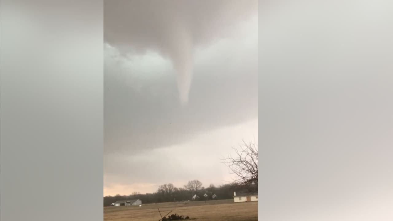 En 
<b>Leonard</b>, un vecino captó el momento justo cuando el posible tornado se formó provocando fuertes vientos en esta ciudad del 
<b>condado Fannin. </b>
