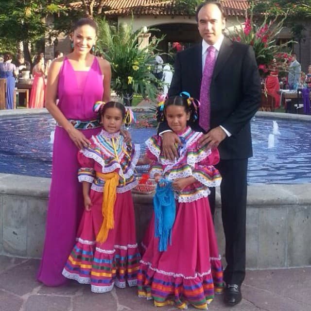 Su familia respeta y ama la cultura de México. Karla vistió a sus hijas con ajuares extraordinarios en la boda de Ana Patricia Gámez y su hermano Luis Carlos Martínez.
