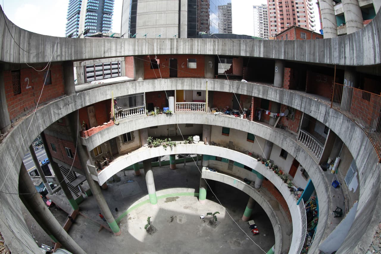 En esta fotografía del vestíbulo tomada en 2014 se ven los departamentos que fueron improvisados en la arquitectura circular de la construcción. La 'favela vertical' y 'la barriada popular más alta del mundo' son algunos de los nombres con los que se conoce el edificio desde entonces.