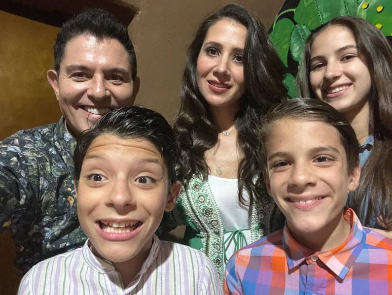 "Siento que es un poquito difícil que se dé porque mi hija, que es la mayor, ya está estudiando en una universidad de Estados Unidos a pesar de su corta edad, sabe muy bien su camino, le gusta mucho la ciencia", afirmó.
<br>