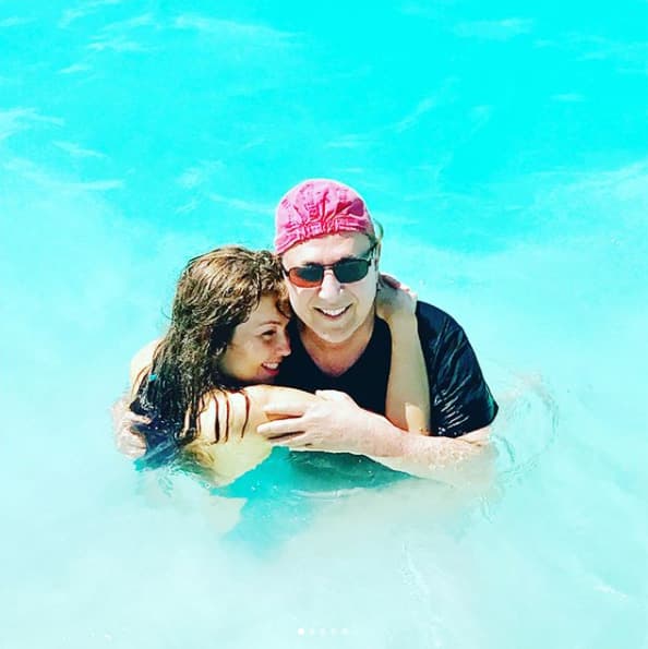 Por tratarse de dos figuras tan importantes en la industria musical, ellos siempre han estado entre rumores y en la mira de la prensa. Más de una vez se ha dicho que están al borde del divorcio pero han pasado los años y su amor perdura.