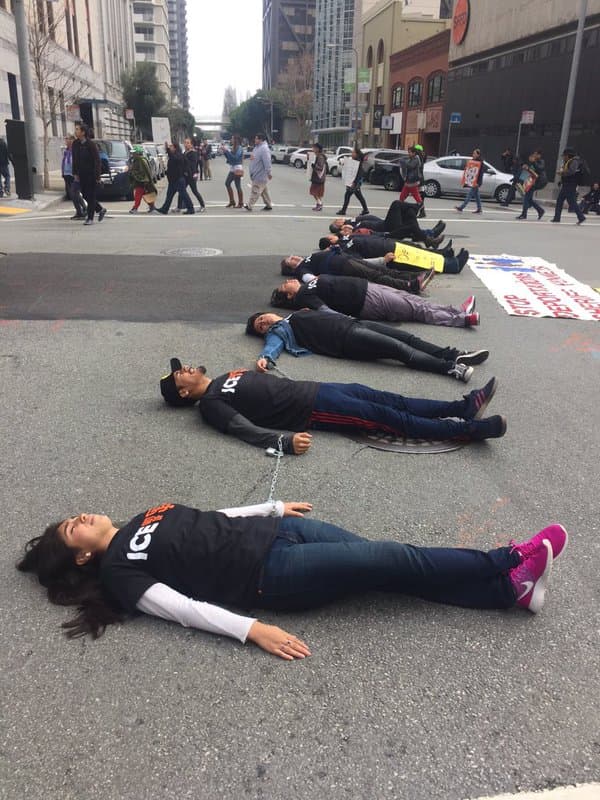 Decenas de personas protestaron frente a las oficinas del ICE en contra de lo que llamaron “crueles redadas en contra de los refugiados centroamericanos”.