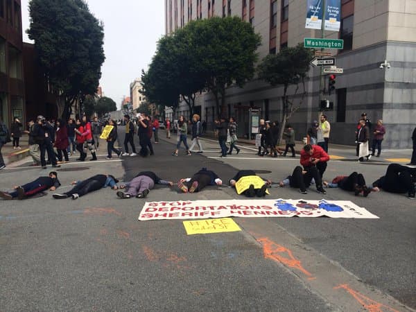 Decenas de personas protestaron frente a las oficinas del ICE en contra de lo que llamaron “crueles redadas en contra de los refugiados centroamericanos”.