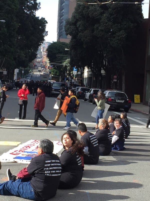 Decenas de personas protestaron frente a las oficinas del ICE en contra de lo que llamaron “crueles redadas en contra de los refugiados centroamericanos”.