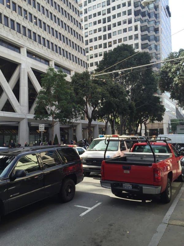 Decenas de personas protestaron frente a las oficinas del ICE en contra de lo que llamaron “crueles redadas en contra de los refugiados centroamericanos”.