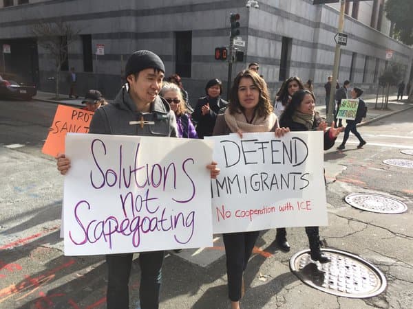Decenas de personas protestaron frente a las oficinas del ICE en contra de lo que llamaron “crueles redadas en contra de los refugiados centroamericanos”.