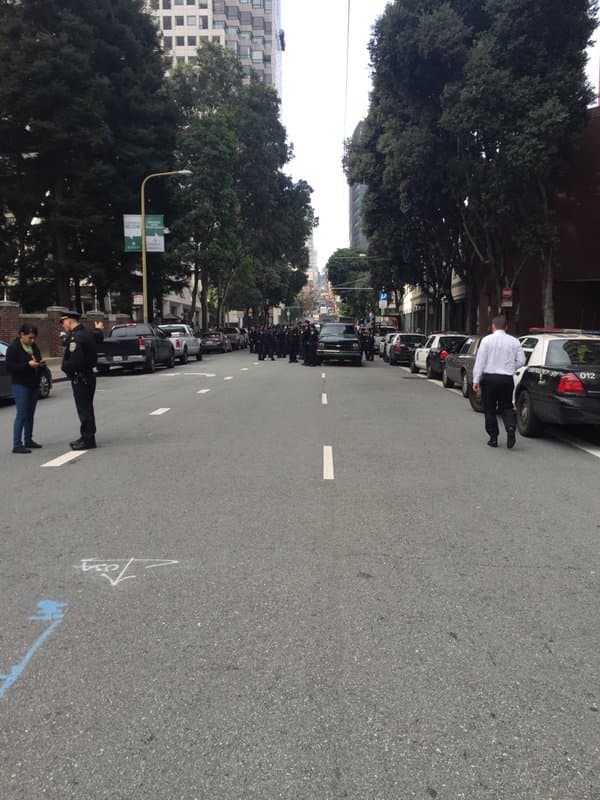 Decenas de personas protestaron frente a las oficinas del ICE en contra de lo que llamaron “crueles redadas en contra de los refugiados centroamericanos”.