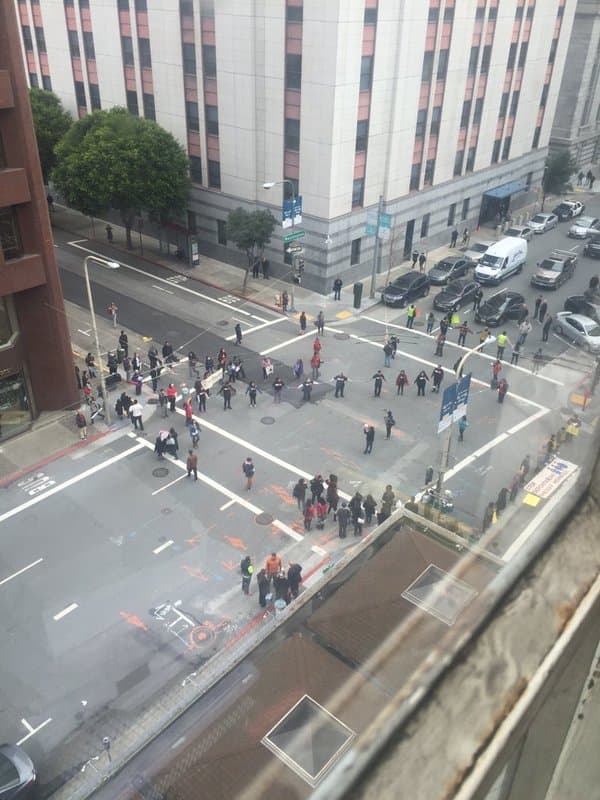 Decenas de personas protestaron frente a las oficinas del ICE en contra de lo que llamaron “crueles redadas en contra de los refugiados centroamericanos”.