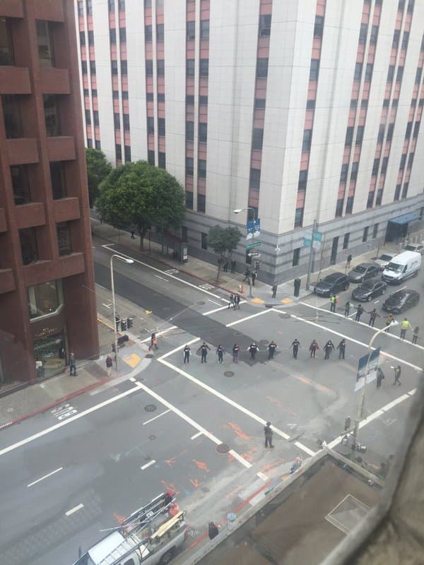 Decenas de personas protestaron frente a las oficinas del ICE en contra de lo que llamaron “crueles redadas en contra de los refugiados centroamericanos”.