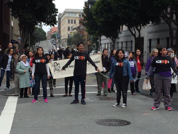 Decenas de personas protestaron frente a las oficinas del ICE en contra de lo que llamaron “crueles redadas en contra de los refugiados centroamericanos”.
