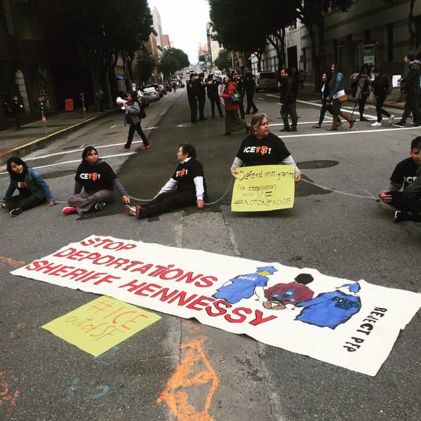 Decenas de personas protestaron frente a las oficinas del ICE en contra de lo que llamaron “crueles redadas en contra de los refugiados centroamericanos”.