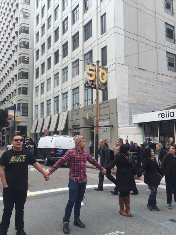 Decenas de personas protestaron frente a las oficinas del ICE en contra de lo que llamaron “crueles redadas en contra de los refugiados centroamericanos”.