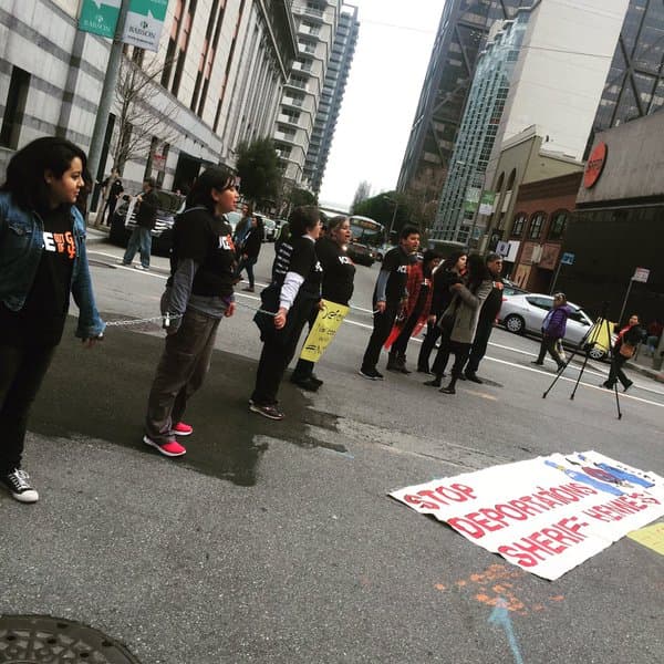 Decenas de personas protestaron frente a las oficinas del ICE en contra de lo que llamaron “crueles redadas en contra de los refugiados centroamericanos”.