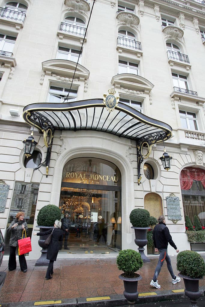 El lujoso hotel de cinco estrellas, Le Royal Monseau, será la casa provisional del astro argentino, pues su salida del Barcelona fue muy repentina. El hotel se encuentra ubicado en 37 Avenue Hoche y fue reformado por el famoso diseñador Philippe Starck. El Parque de los Príncipes se encuentra a tan solo 15 minutos del inmueble.