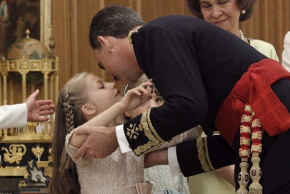 Un beso de hija a padre, con toda la naturalidad del mundo.