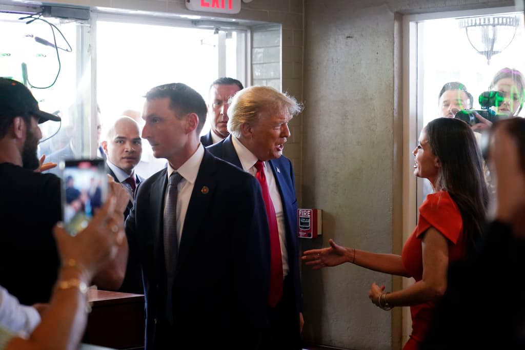 El exmandatario entró al restaurante y fue recibido por varios simpatizantes que se congregaban allí.