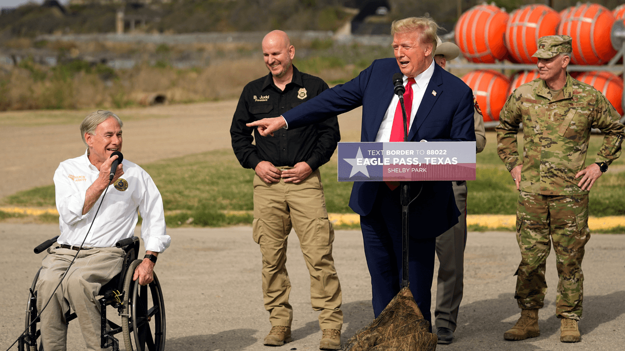 Pese a controversias y luchas legales, Trump halaga políticas migratorias de Texas en su visita