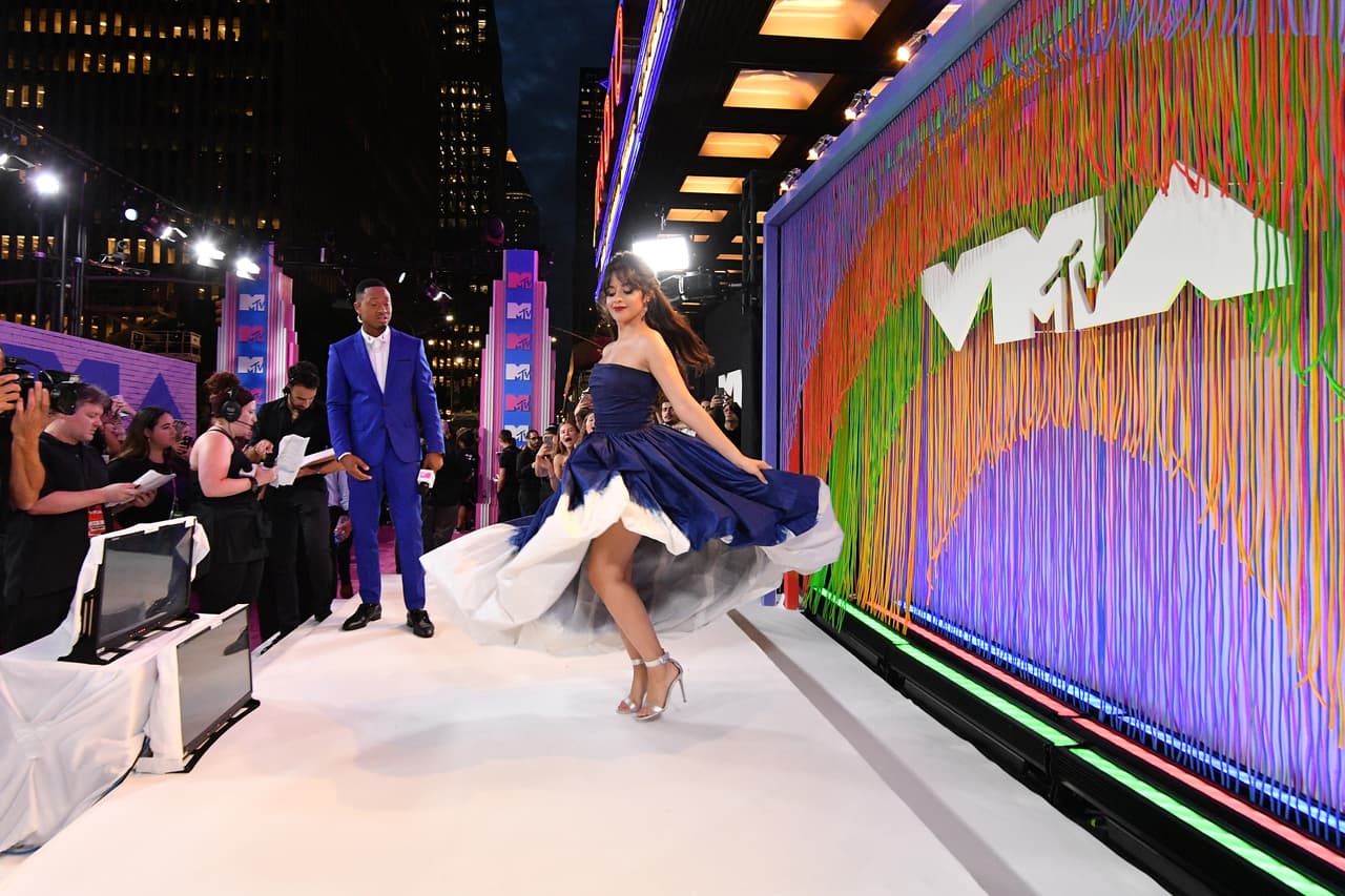 La cubana
<b><a href="https://www.univision.com/temas/camila-cabello">Camila Cabello</a></b> también estuvo presente durante la noche de premios, con cinco nominaciones en diferentes categorías.