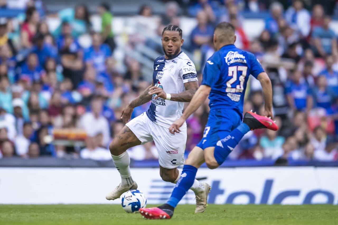 Con goles de Santiago Giménez, Jonathan Rodríguez y Juan Escobar, Cruz Azul consigue la voltereta y se lleva los tres puntos en el estadio Azteca.