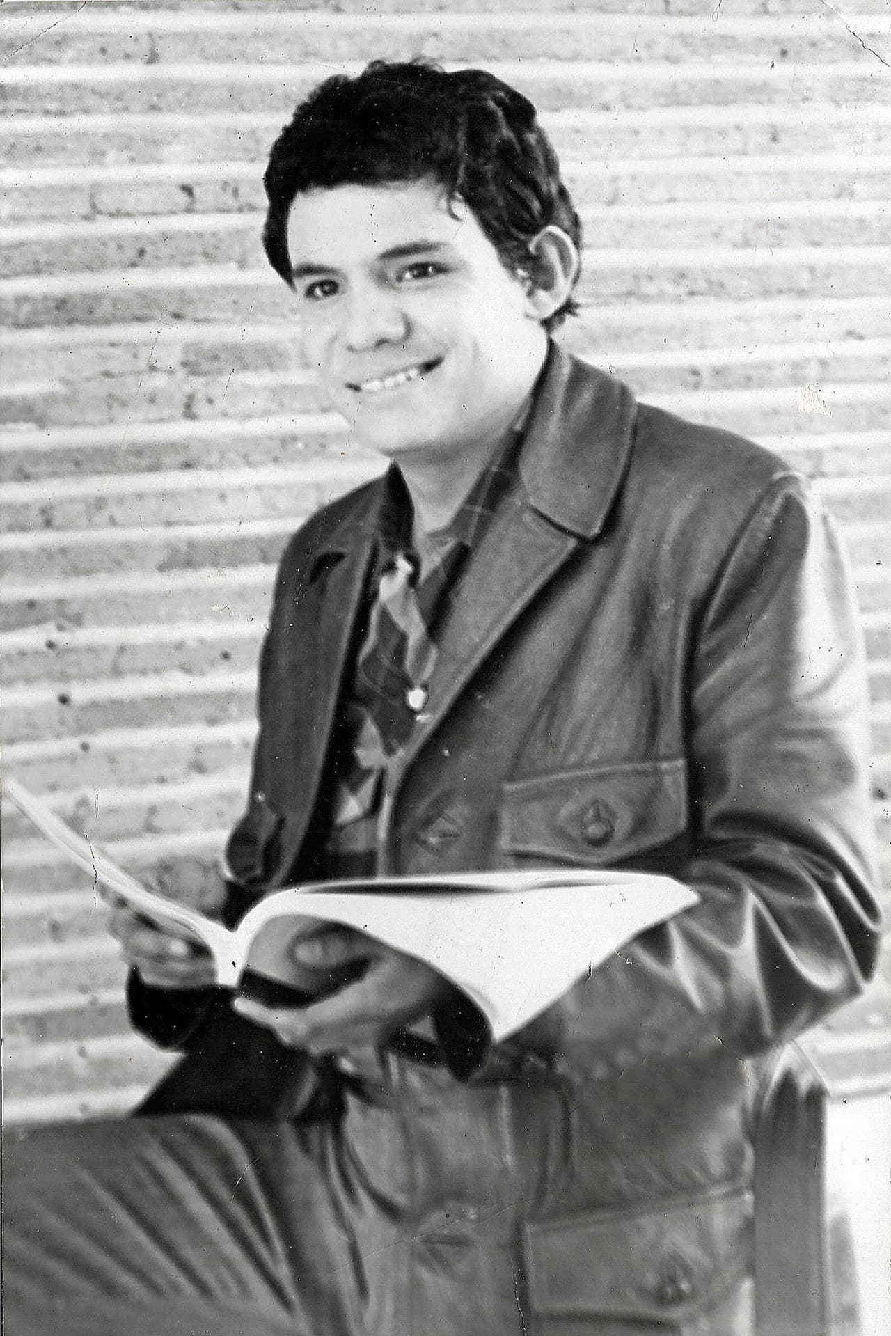 El talentoso cantante mexicano comenzó su carrera artística cuando tenía 15 años, formando un trío musical junto a su primo Francisco Ortiz y su amigo Alfredo Benítez.