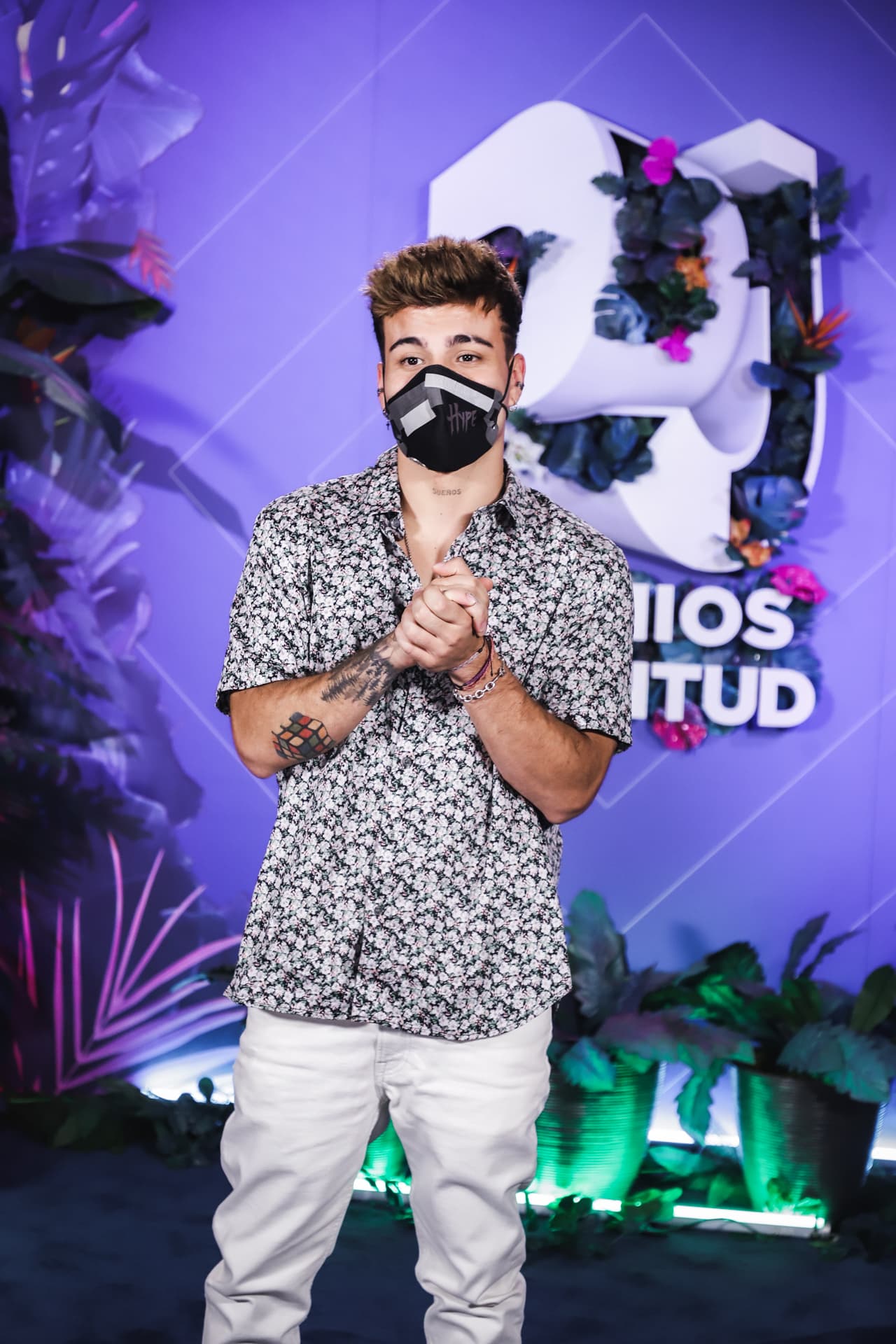 En su cubrebocas se podía leer la palabra "hype".