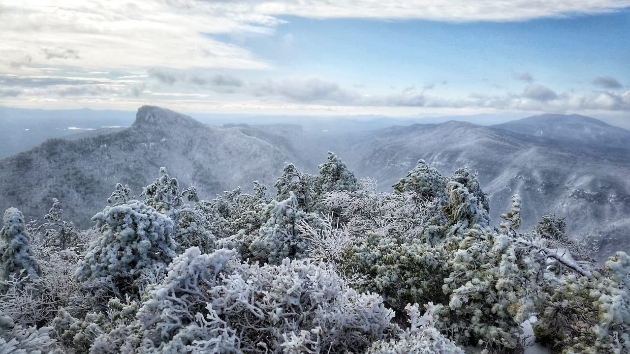 <b><a href="https://goo.gl/maps/1JmKwdvAqo4vkjQZ7" target="_blank">Linville Gorge:</a></b> Acá encontrarás una entrada a Blue Ridge y podrás disfrutar de las vistas de la montaña sin el clima adverso.