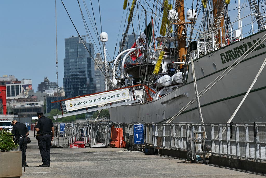 El buque escuela
<b>Cuauhtémoc llegó a Nueva York el 13 de mayo</b> como parte de una gira mundial de buena voluntad. Estuvo atracado en
<b>South Street Seaport</b>, donde recibió visitantes.