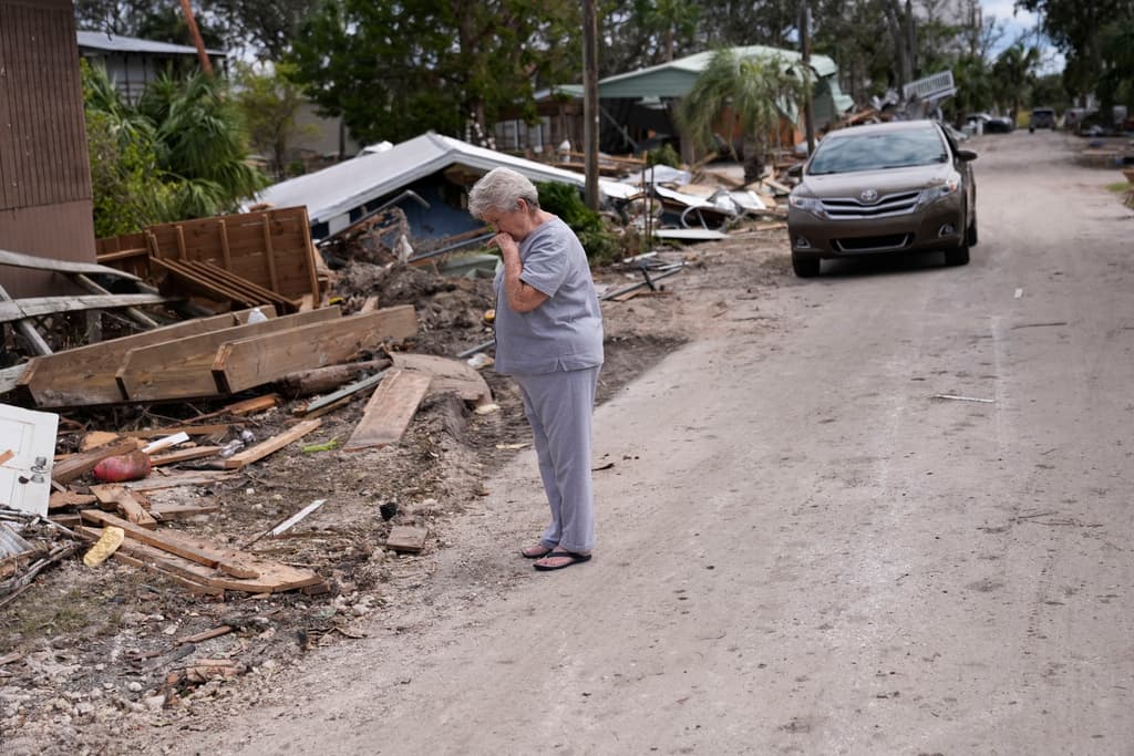 Elsie Hicks ve la casa donde vivió por 25 años y la encuentra destruida, tras el paso del 
<b>huracán Helene en Horseshoe Beach</b>, Florida.