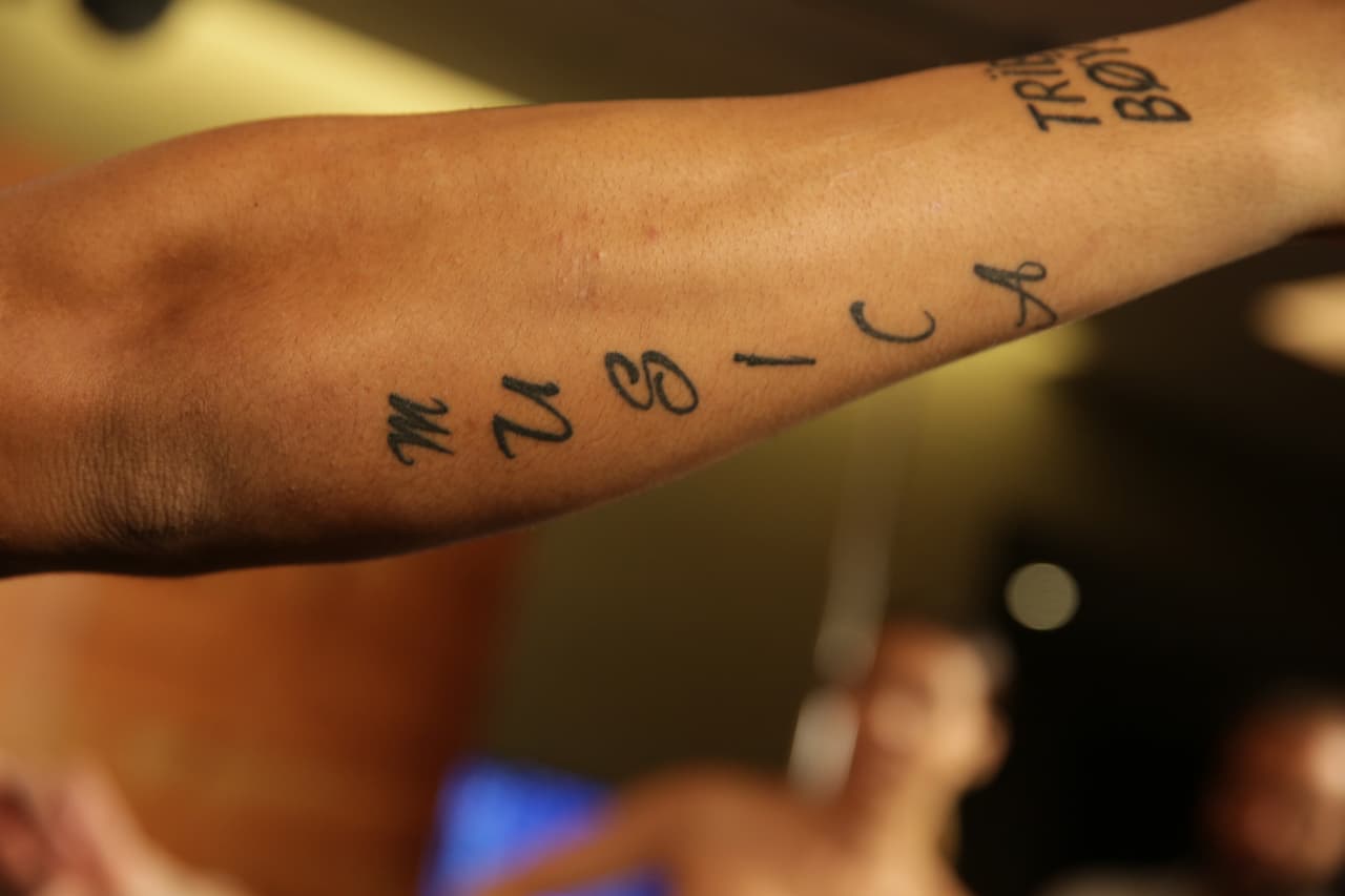 <b>Richard</b> tiene varios tatuajes en su brazo derecho, pero particularmente este que dice 
<i>'Música'</i> es el más destacable.