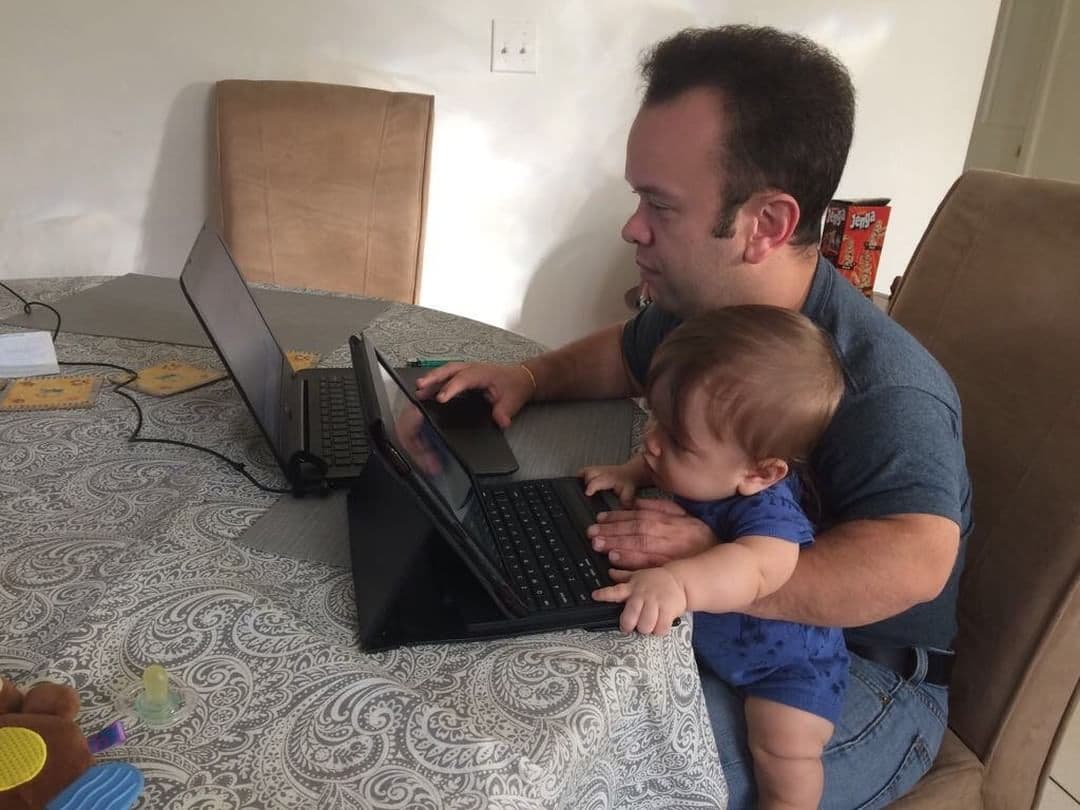 En diciembre de 2017 Juan Espinoza, mejor conocido como Carlitos 'El Productor', colaborador en el programa El Gordo y La Flaca, informó que él y su pareja estaban a la espera de un hijo.