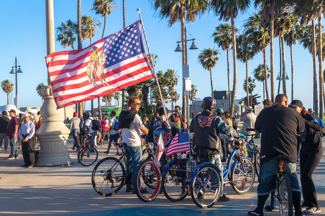 <b>Puesto 9. Los Ángeles (Estados Unidos)</b>
<br>
<br>
<b>Indice WCOL: 96</b>
<br>
<br>Según el estudio, la mayoría de las ciudades de Estados Unidos se han vuelto menos costosas para vivir, en parte por los cambios de la moneda en otros países con los que se compara.
<br>
<br>Ayudó que el gobierno respondiera a la pandemia inyectando más dinero en la economía, pero esto a largo plazo también disparó la inflación.
<br>