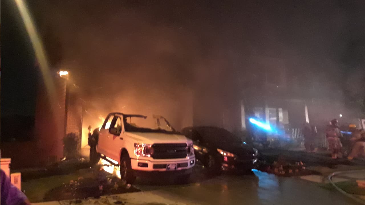 Incendio destruye una casa y varios vehículos en Gwinnett: cuatro niños y dos adulto lograron escapar ilesos