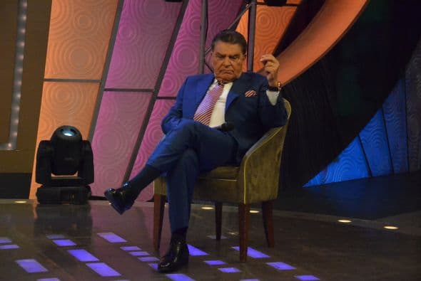 Don Francisco posando como todo un galán de telenovelas.