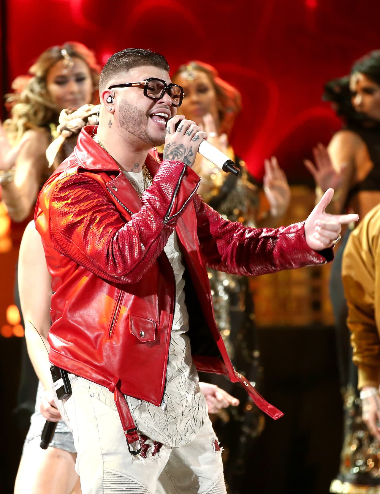 Si quieres ayudarlo a sentirse mejor, podrías votar por él en Premio lo Nuestro. Recuerda hacerlo aquí: http://premioslonuestro.abardev.net/