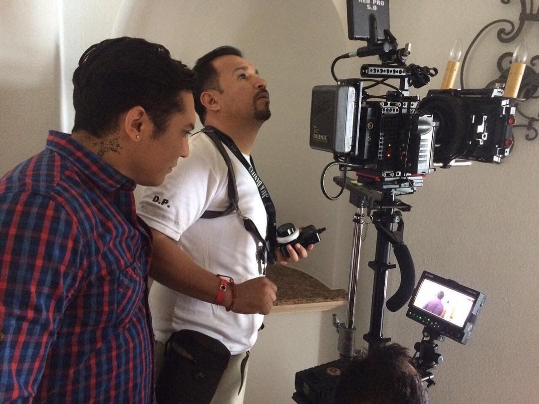 El cantante de regional mexicano revisó cada una de las tomas del director Manuel Gayoso, pues la intención es que el video supere en calidad a los anteriores y supere en visitas los canales de video donde presentarán el clip.