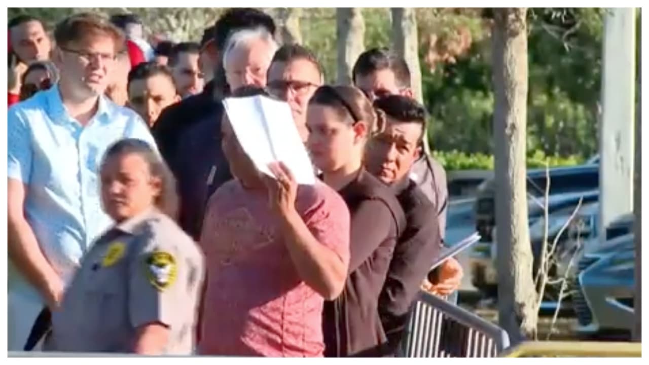 “Todo el mundo está muy asustado”: A pesar del temor, cubanos con I-220A acuden a citas en ICE