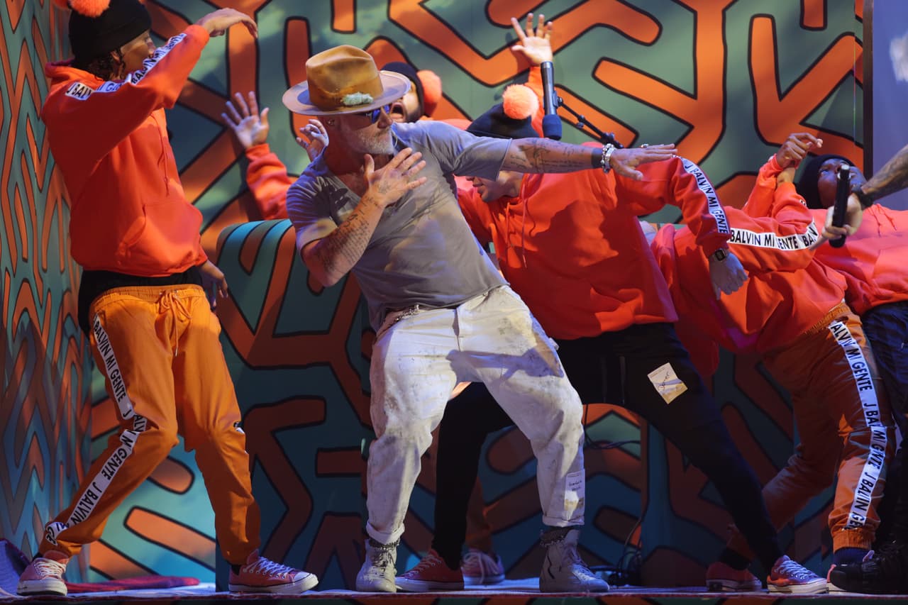 Gianluca Vacchi participó en la grabación del clip, por lo que su participación en el número musical no es para nada extraña.