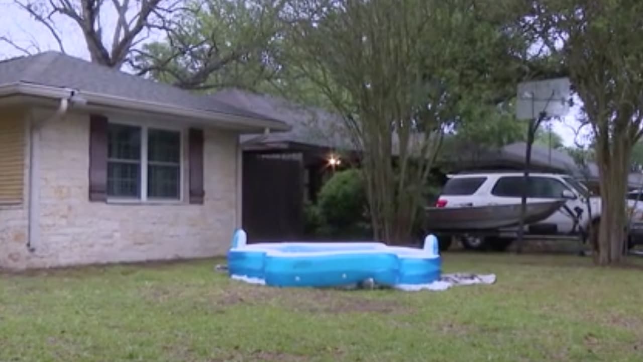 Esto recomiendan las autoridades: guarde objetos que puedan volar con los fuerte vientos porque pueden actuar como proyectiles contra su casa, especialmente ventanas.