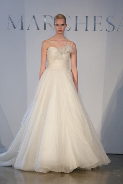 Si elegiste algún detalle de tela, te recomendamos que sea uno grande para crear un punto focal.