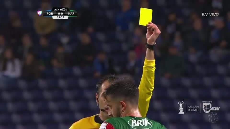 Tarjeta amarilla. El árbitro amonesta a Éber Henrique Ferreira de Bessa de Marítimo