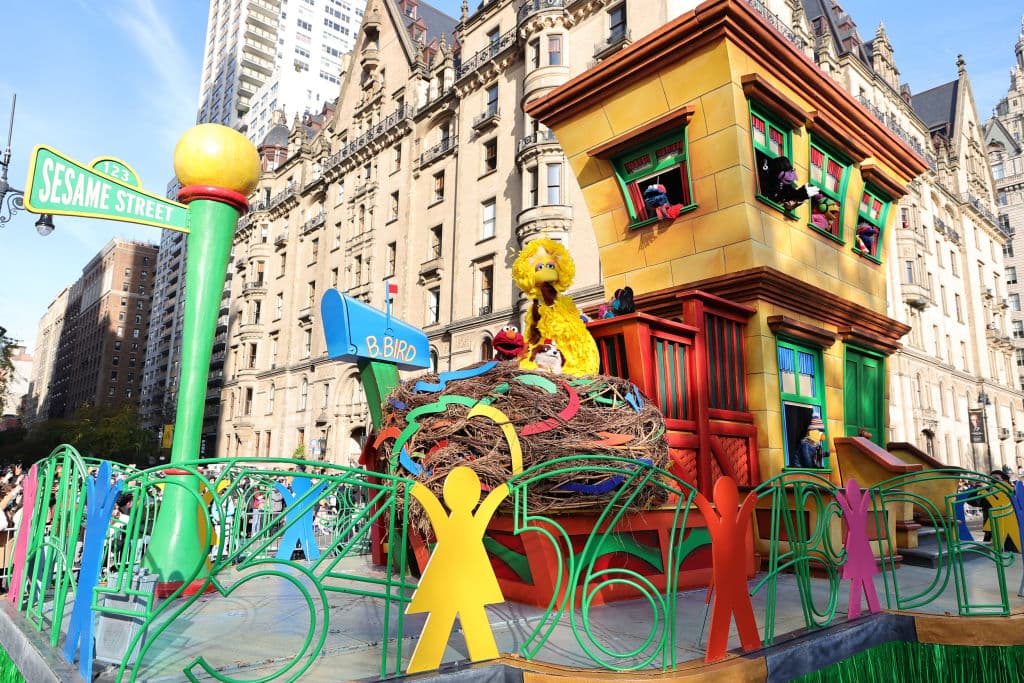 Los personajes de Sesamo Street fueron de los más reconocidos durante el desfile que se llevó a cabo después de que en 2020 no pudo asistir gente.