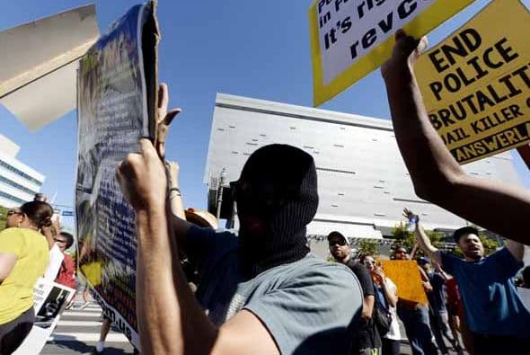 Angelinos alzaron su voz por los recientes casos de muerte, resultados del exceso de fuerza policial durante detenciones. En lo que va de agosto, por lo menos cuatro arrestos terminaron en muerte o con secuelas permanentes para los sospechosos han sido reseñadas en Los Ángeles. Detalles de los casos aquí: aquí