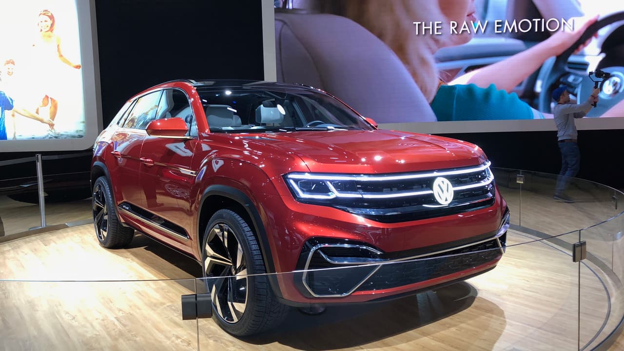 <h3 class="cms-h3-H3">Buena: Volkwagen Atlas Cross Sport Concept</h3>
<br>
<br>Esta camioneta concepto le añade a la Altlas lo que nunca tuvo: estilo. Es visualmente impactante sin alejarse mucho de la Atlas original. Lo mejor es que una versión de producción de la 
<b><a href="https://www.univision.com/noticias/volkswagen/nueva-york-2018-vw-atlas-cross-sport-concept-fotos" target="_blank">Volkswagen Atlas Cross Sport Concept</a></b> será comercializada a partir de 2019.