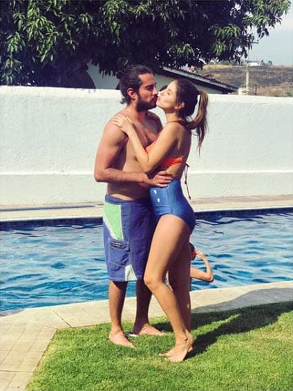 La actriz practica yoga desde hace varios años y eso la ayudó a recuperarse rápidamente. Después de un mes y medio de haber dado a luz así lucía. Esta fotografía la compartió en sus redes sociales el 29 de abril de 2017.