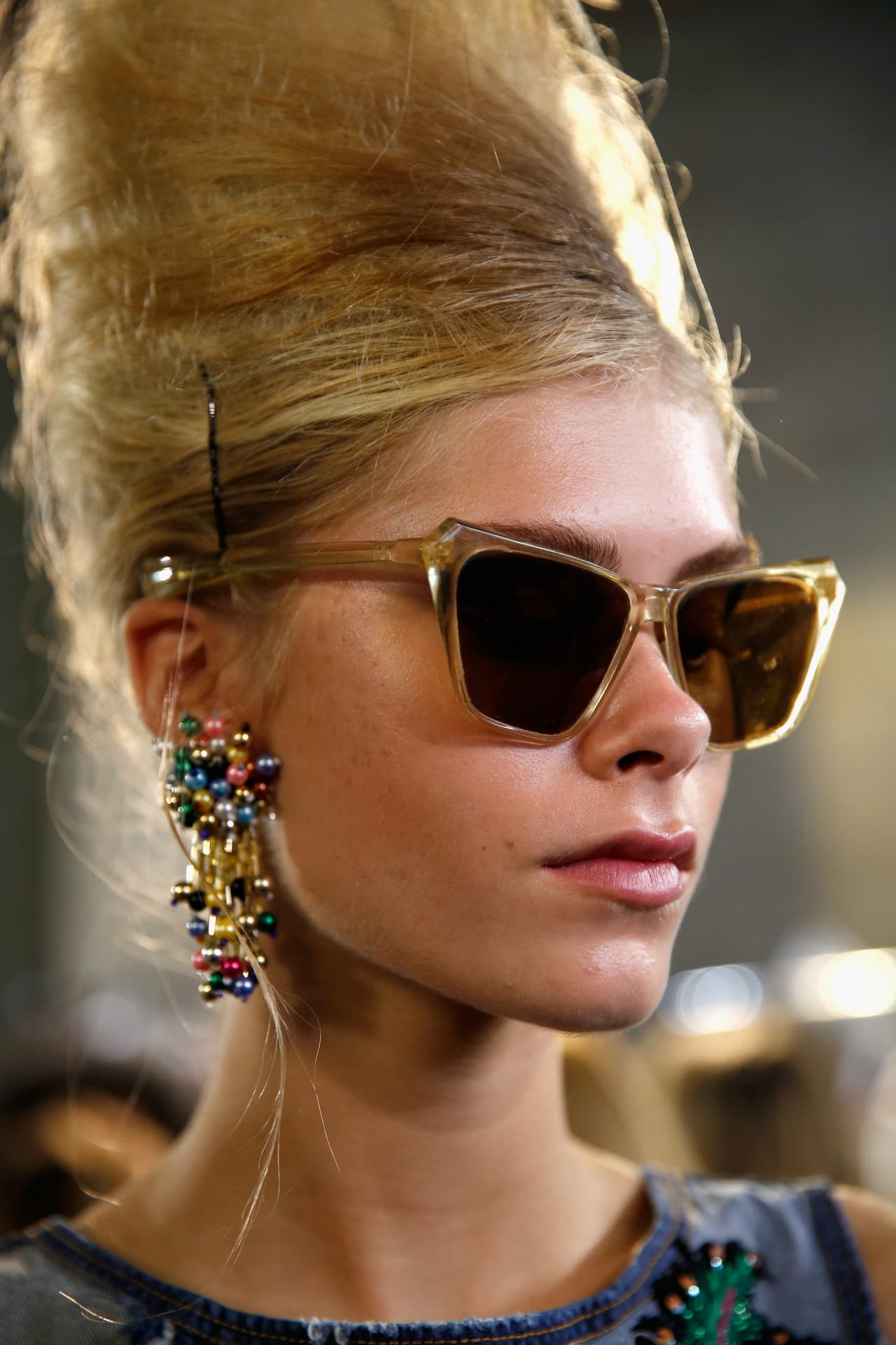 Los aretes y las gafas XXL también formaron parte de las piezas protagónicas.
<br>