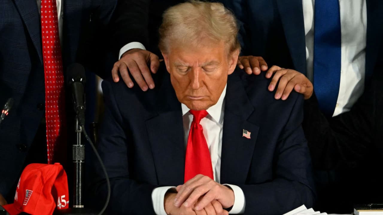 “Ese hombre hay que quitarlo”: aprobación de Trump entre adultos hispanos cae drásticamente, según estudio